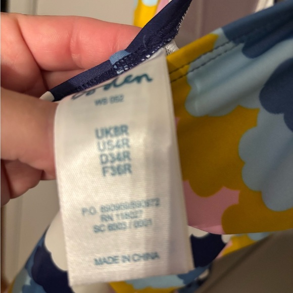 Boden Ruched Sides Scalloped Print One Piece Swimsuit Size 4 Women’s - Picture 6 of 7